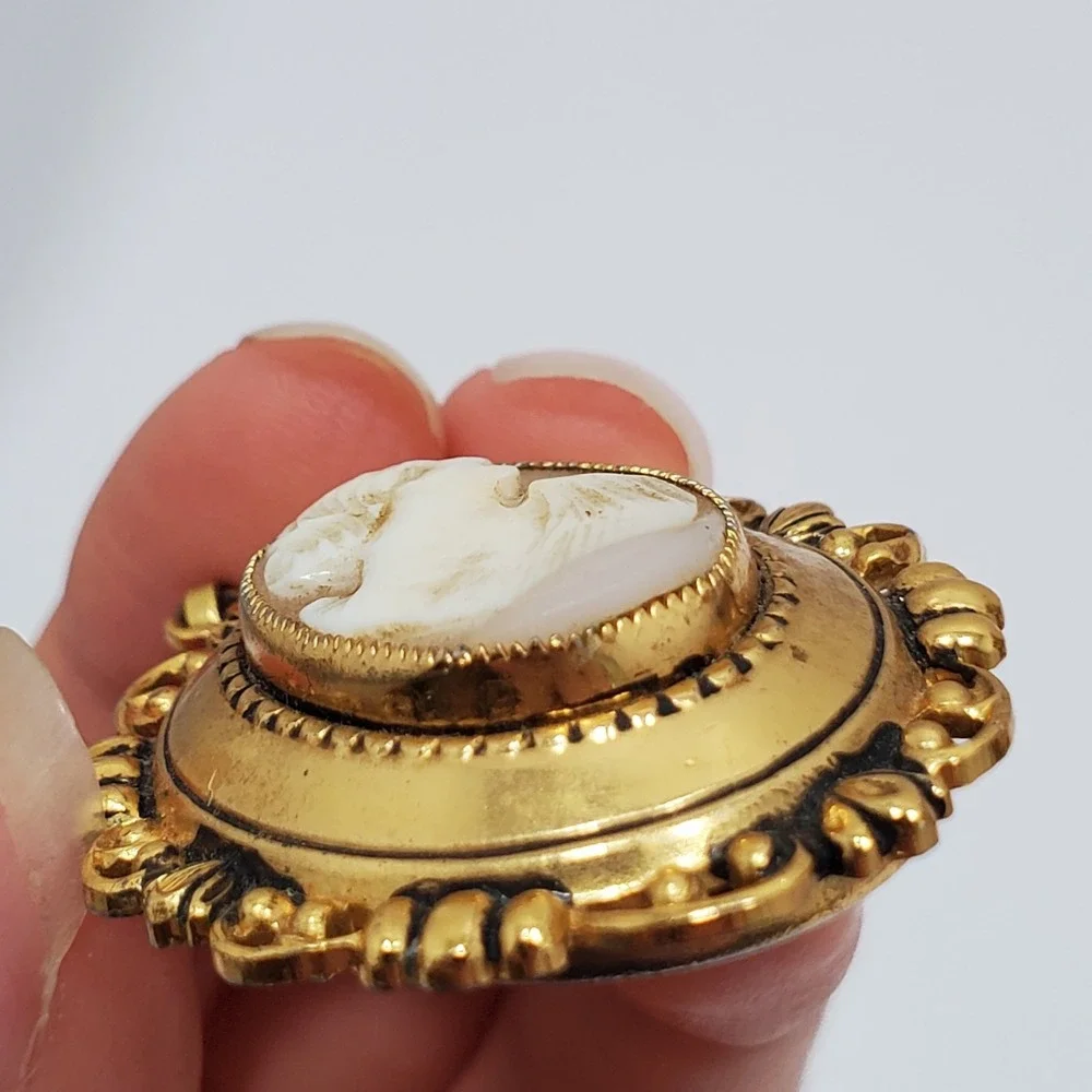 Vintage Beige & White Oval Cameo Locket Gold Tone Chain Victorian Style Necklace